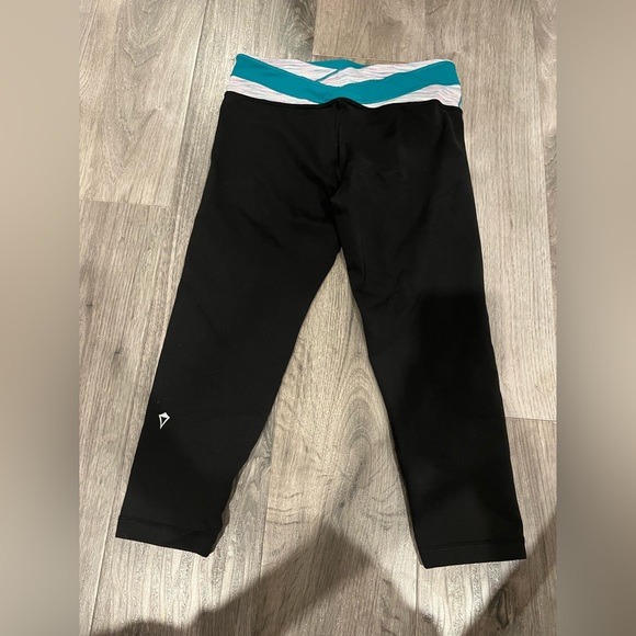 $600 for 16 piece lululemon and Iviva bundle. Everything is in great condition! - Picture 15 of 16